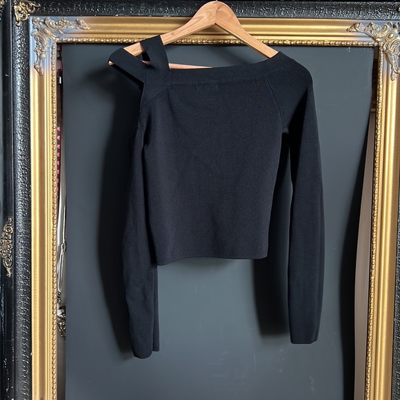 H:ours Black exposed shoulder stretchy knit top/ Size M - Picture 2 of 5
